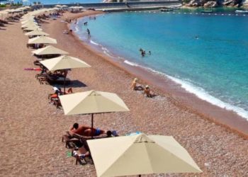 Shqipëria ua heq një shpenzim në deti, çadrat dhe shezlonet pa pagesë – merrni me vete