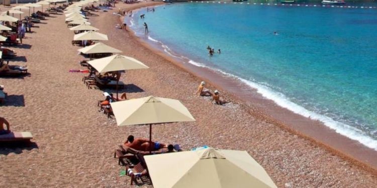 Shqipëria ua heq një shpenzim në deti, çadrat dhe shezlonet pa pagesë – merrni me vete