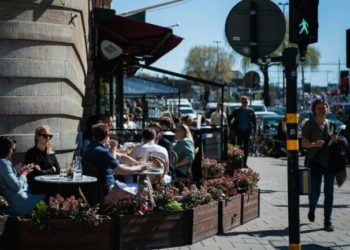 Të gjithë e kritikuan strategjinë e Suedisë, por së shpejti do të jetë strategjia e tërë botës