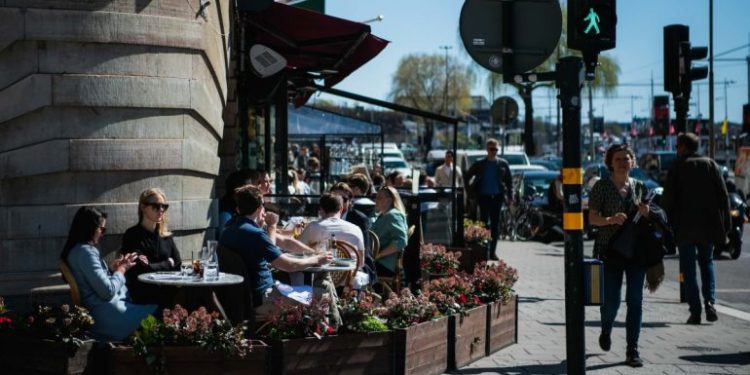 Të gjithë e kritikuan strategjinë e Suedisë, por së shpejti do të jetë strategjia e tërë botës