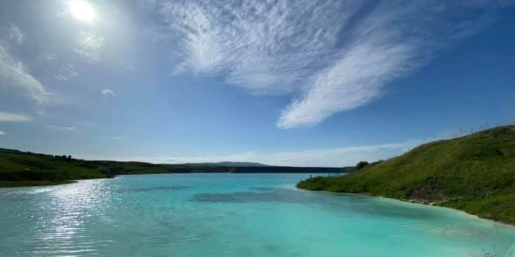 Hiri i KEK-ut e bën liqenin si det i Maldiveve