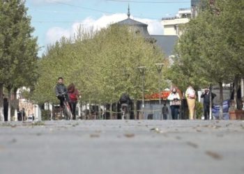 Pas lehtësimit të masave rrugët e Prishtinës mbushen me njerëz