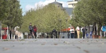 Pas lehtësimit të masave rrugët e Prishtinës mbushen me njerëz