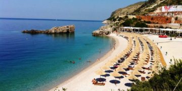 Vlora hap sezonin turistik nga sot, pret pushuesit në plazhe