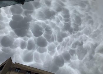 Vranësirat Mammatus dhurojnë spektakël në Durrës