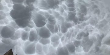 Vranësirat Mammatus dhurojnë spektakël në Durrës