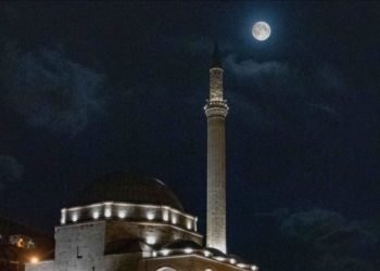 Foto mahnitëse nga superhëna në Prizren