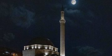 Foto mahnitëse nga superhëna në Prizren