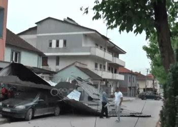 Edhe Shqipëria përfshihet nga erëra të fuqishme, rrëzoi çati e rrëzoi drunj