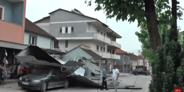 Edhe Shqipëria përfshihet nga erëra të fuqishme, rrëzoi çati e rrëzoi drunj