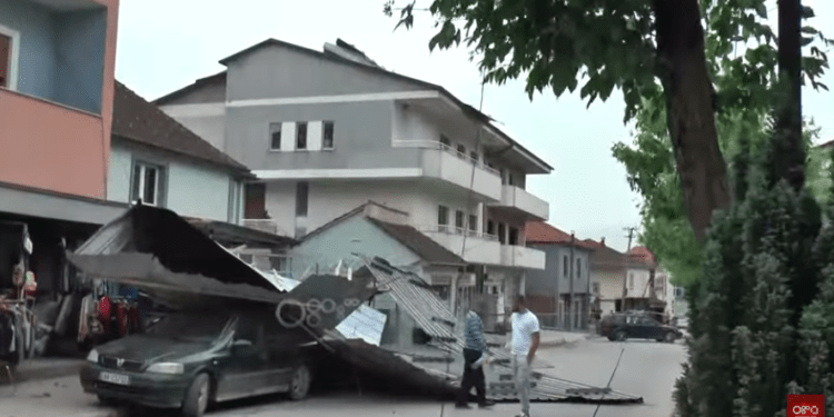 Edhe Shqipëria përfshihet nga erëra të fuqishme, rrëzoi çati e rrëzoi drunj
