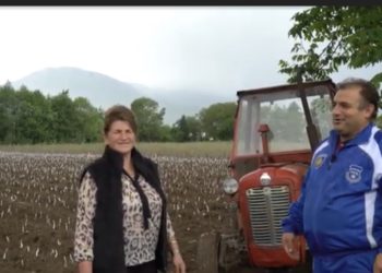 Gruaja nga Deçani që lavron dhe vozitë të gjitha mjetet bujqësore