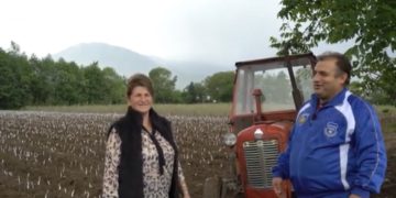 Gruaja nga Deçani që lavron dhe vozitë të gjitha mjetet bujqësore