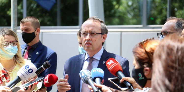 Hoti: Nëse vazhdon ky ritëm, do të detyrohemi t’i kthejmë masat e izolimit total