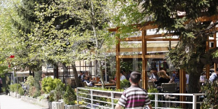 Qeveria paralajmëron mbylljen e restauranteve dhe kafiterive