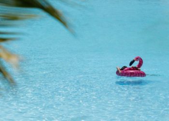 A është e sigurt të bësh not në plazhe apo pishina, në mes të pandemisë së coronavirusit?