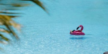 A është e sigurt të bësh not në plazhe apo pishina, në mes të pandemisë së coronavirusit?