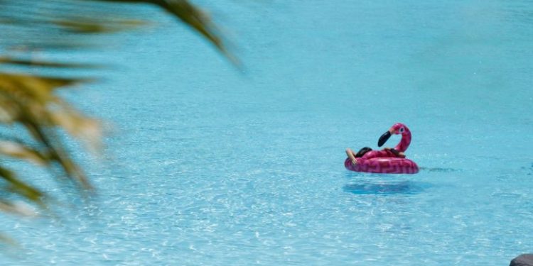 A është e sigurt të bësh not në plazhe apo pishina, në mes të pandemisë së coronavirusit?