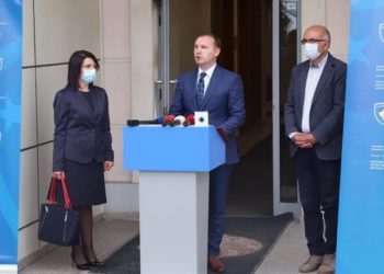 Ministri i Shëndetësisë thotë se masat s’do të rikthehen, paralajmëron testime masive