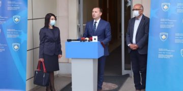 Ministri i Shëndetësisë thotë se masat s’do të rikthehen, paralajmëron testime masive