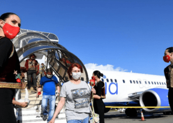 Arrijnë turistët e parë në Shqipëri: Priten me lule  në aeroport