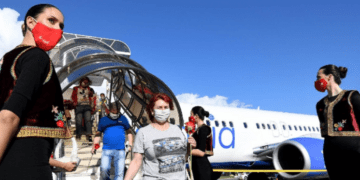Arrijnë turistët e parë në Shqipëri: Priten me lule  në aeroport
