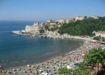 Qytetarët e Kosovës nuk mund të hyjnë në Mal të Zi pa pasur test negativ të Covid-19