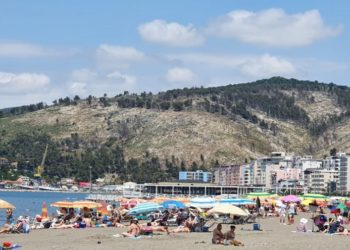 Shëngjini mbushet me turistë nga Kosova