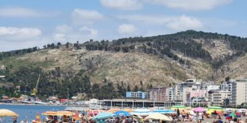 Shëngjini mbushet me turistë nga Kosova