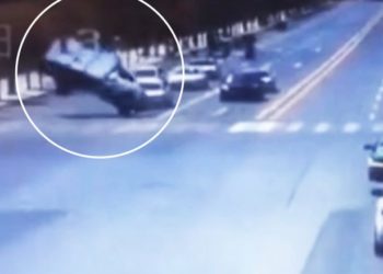 Era e fortë rrotullon kamionin