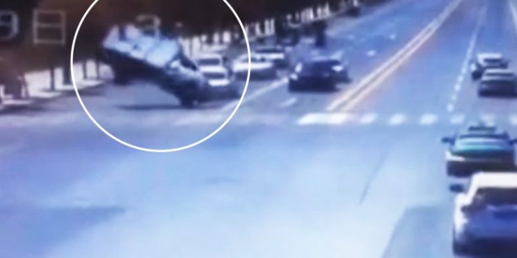 Era e fortë rrotullon kamionin