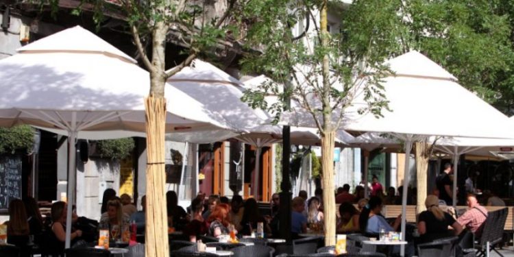 Vendimi i qeverise: Kafenetë e restaurantet mbyllen nga ora 21:00 deri në 05:00 të mëngjesit