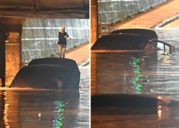 Gruaja shpëton një burrë nga makina që po mbytej pas reshjeve të mëdha të shiut