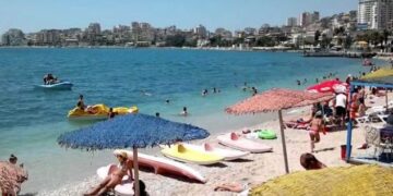 Qeveria e Kosovës me masa të reja, qytetarët që shkojnë në Shqipëri, do të vetizolohen për 7 ditë