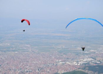 Përplasen dy paraglladistë kosovarë në ajër, njëri nga ta vdes