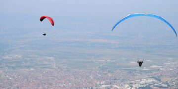 Përplasen dy paraglladistë kosovarë në ajër, njëri nga ta vdes