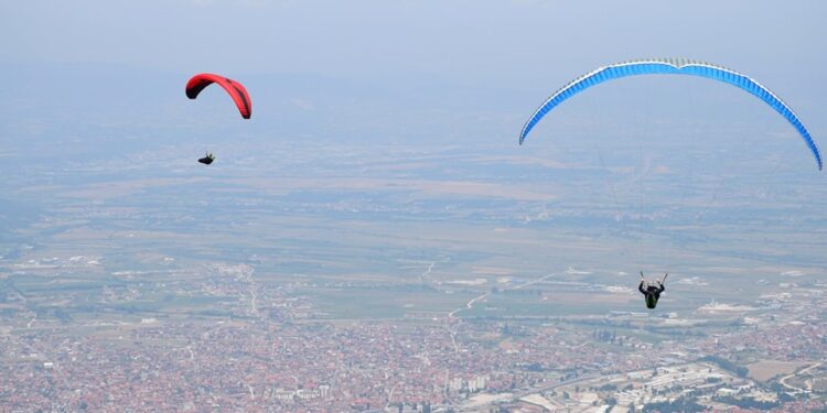Përplasen dy paraglladistë kosovarë në ajër, njëri nga ta vdes