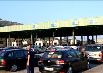 Bie poshtë propozimi: Kosovarët nuk do të vetizolohen kur të kthehen nga Shqipëria