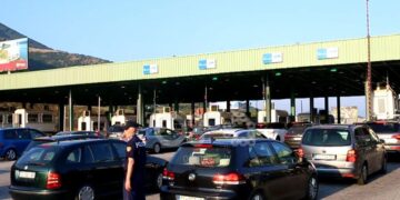 Bie poshtë propozimi: Kosovarët nuk do të vetizolohen kur të kthehen nga Shqipëria