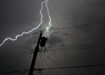 Erërat e fuqishme rrëzojnë shtyllat elektrike në Prizren, 56 shtëpi mbesin pa rrymë