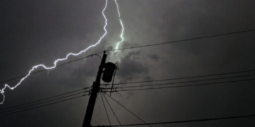 Erërat e fuqishme rrëzojnë shtyllat elektrike në Prizren, 56 shtëpi mbesin pa rrymë