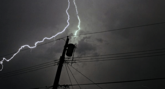 Erërat e fuqishme rrëzojnë shtyllat elektrike në Prizren, 56 shtëpi mbesin pa rrymë