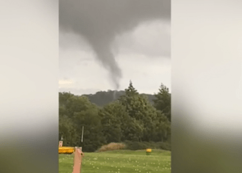 Pamje të tornados që përshkoi qytetin, shkatërroi shtëpi e shkuli pemë