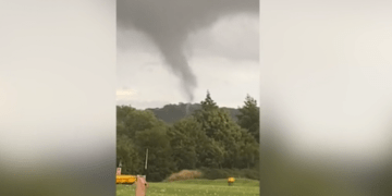 Pamje të tornados që përshkoi qytetin, shkatërroi shtëpi e shkuli pemë