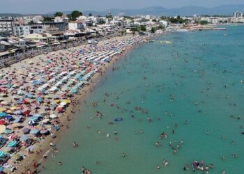Pandemia gjunjëzon turizmin në Shqipëri