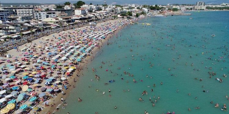 Pandemia gjunjëzon turizmin në Shqipëri