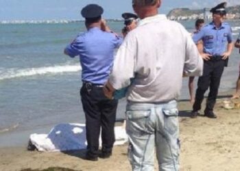 Gjendet një grua e mbytur në plazhin e Durrësit