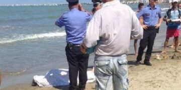 Gjendet një grua e mbytur në plazhin e Durrësit