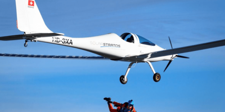 Parashutisti bën kërcimin e parë nga aeroplani i furnizuar me energji diellore