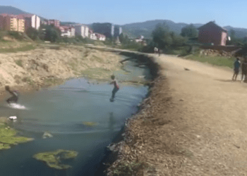 Temperatura të larta, fëmijët lahen në pusin e ujërave të zeza në Mitrovicë